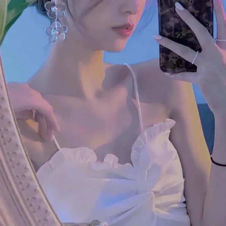 ins氛围感露锁骨女生真实照片微信头像 冷艳个性锁骨控御姐女头_7