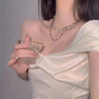 ins氛围感露锁骨女生真实照片微信头像 冷艳个性锁骨控御姐女头