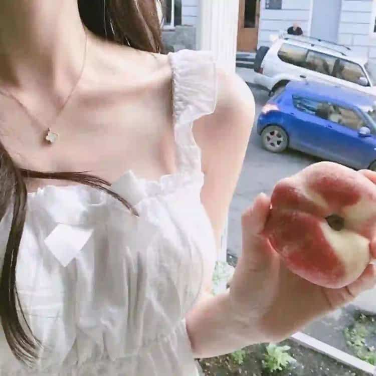ins氛围感露锁骨女生真实照片微信头像 冷艳个性锁骨控御姐女头_9