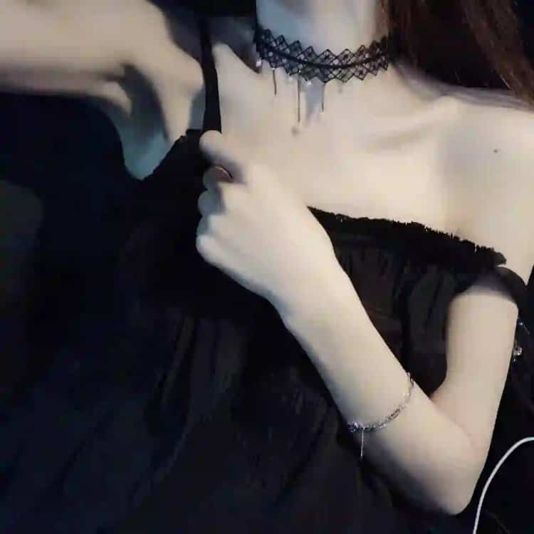 ins氛围感露锁骨女生真实照片微信头像 冷艳个性锁骨控御姐女头_12