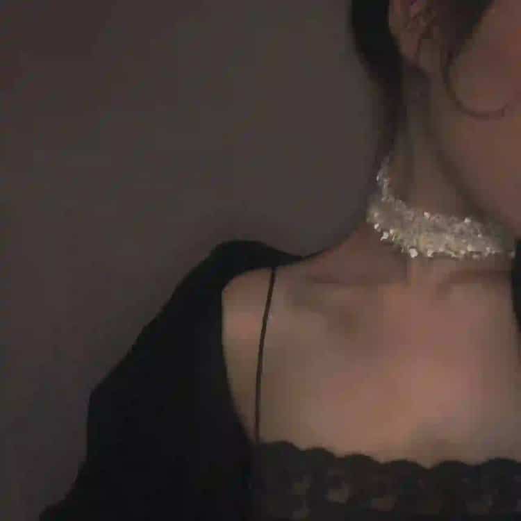ins氛围感露锁骨女生真实照片微信头像 冷艳个性锁骨控御姐女头_13