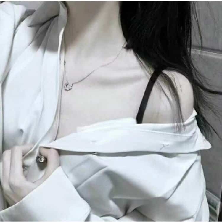 ins氛围感露锁骨女生真实照片微信头像 冷艳个性锁骨控御姐女头_24