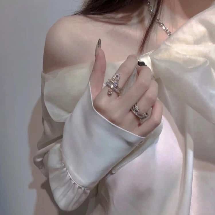 ins氛围感露锁骨女生真实照片微信头像 冷艳个性锁骨控御姐女头_26