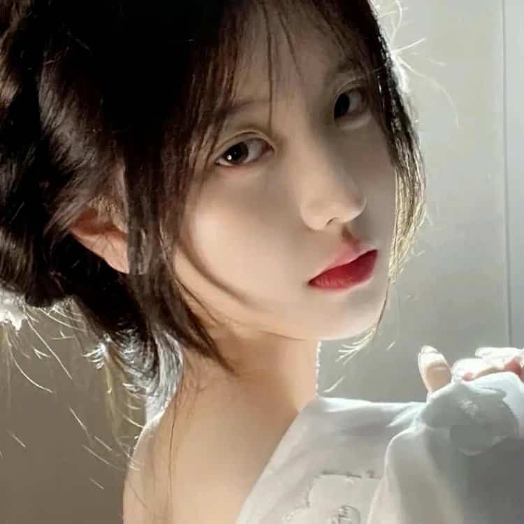 黑色长发纯欲女生微信头像 惊艳萝莉风又欲又撩的真人女头_8