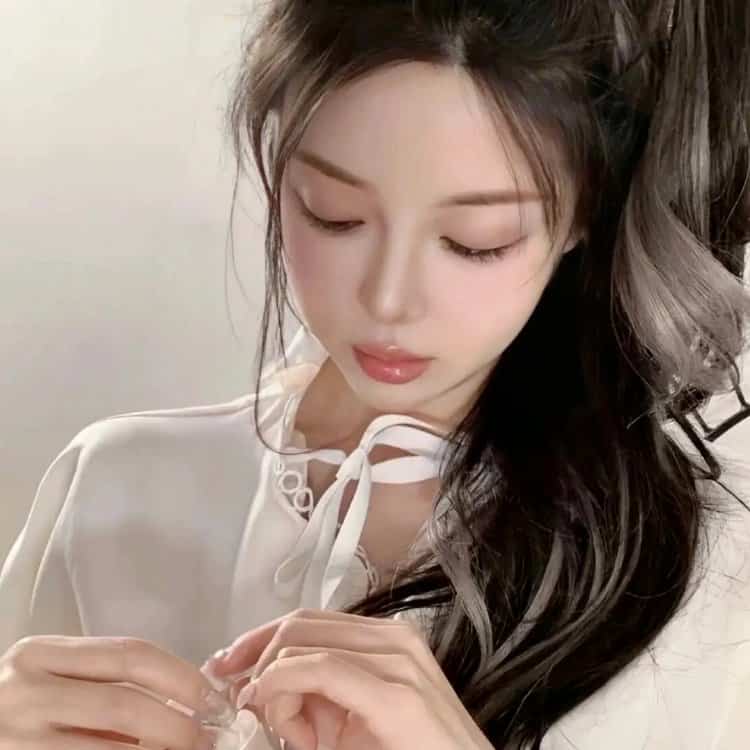 黑色长发纯欲女生微信头像 惊艳萝莉风又欲又撩的真人女头_9