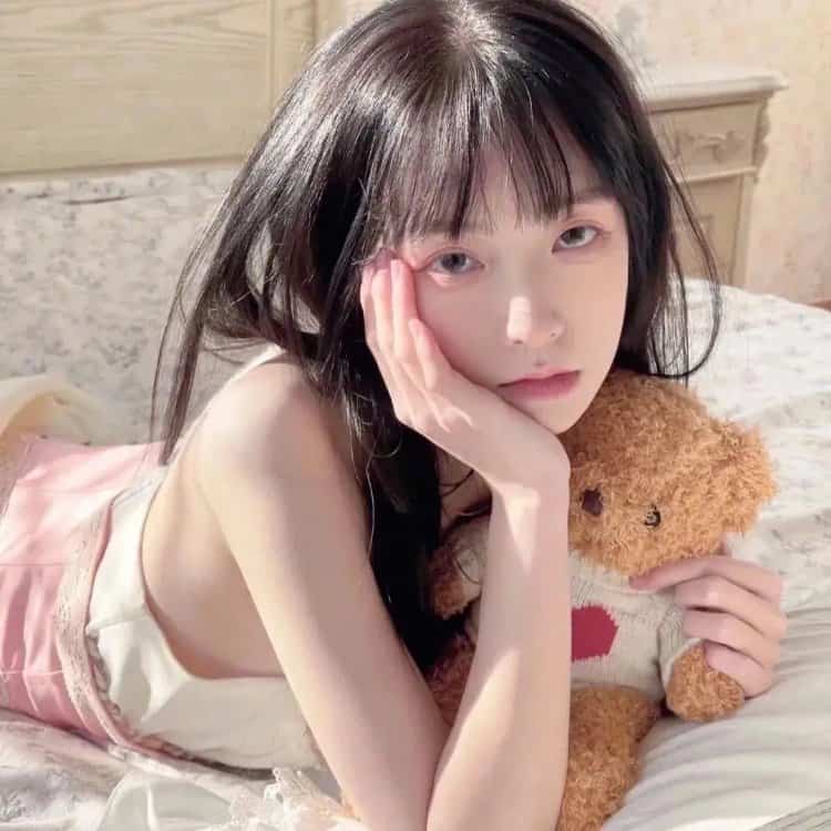 黑色长发纯欲女生微信头像 惊艳萝莉风又欲又撩的真人女头_16