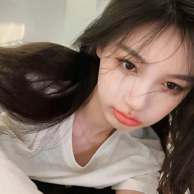 黑色长发纯欲女生微信头像 惊艳萝莉风又欲又撩的真人女头_17