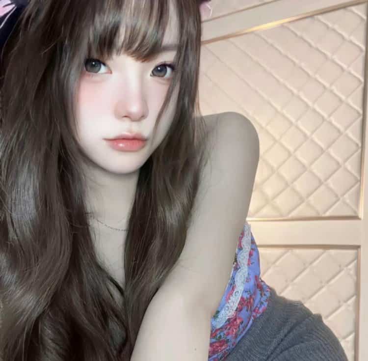 黑色长发纯欲女生微信头像 惊艳萝莉风又欲又撩的真人女头_20