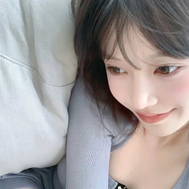 黑色长发纯欲女生微信头像 惊艳萝莉风又欲又撩的真人女头_23