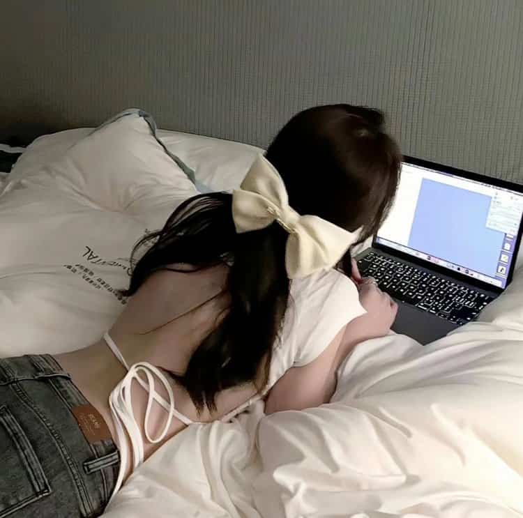 黑色长发纯欲女生微信头像 惊艳萝莉风又欲又撩的真人女头_25