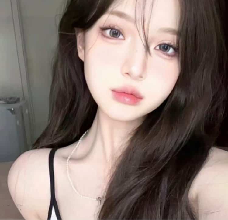 黑色长发纯欲女生微信头像 惊艳萝莉风又欲又撩的真人女头_26