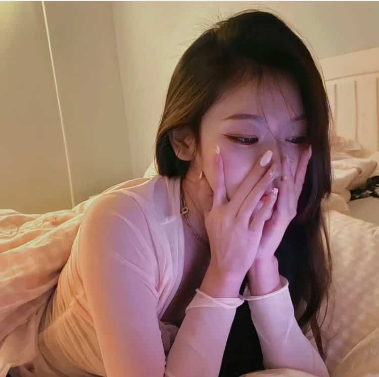 黑色长发纯欲女生微信头像 惊艳萝莉风又欲又撩的真人女头_27