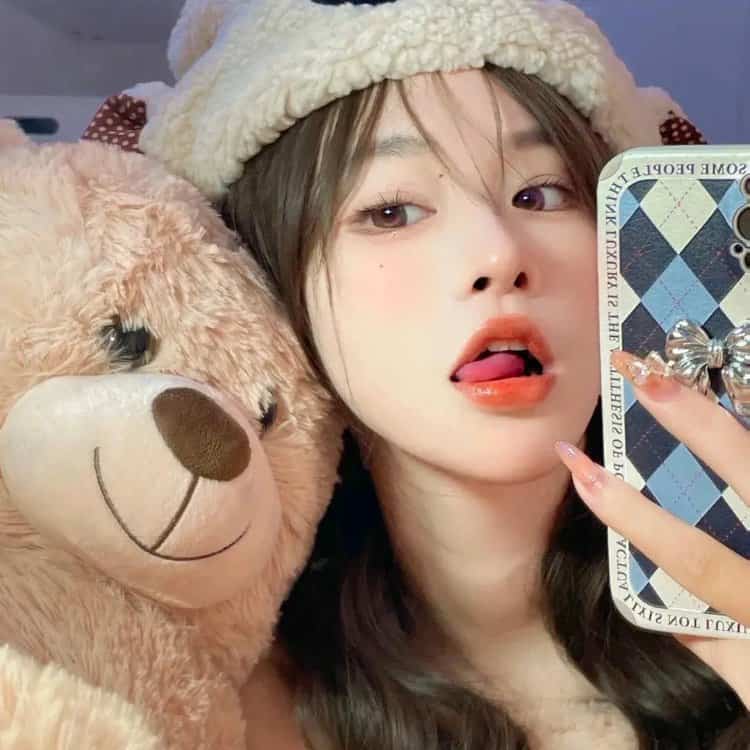 可爱女孩吐舌头真人微信头像 小姐姐吐舌头头像_1