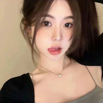 可爱女孩吐舌头真人微信头像 小姐姐吐舌头头像