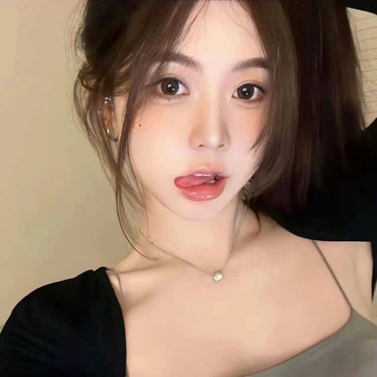 可爱女孩吐舌头真人微信头像 小姐姐吐舌头头像_2
