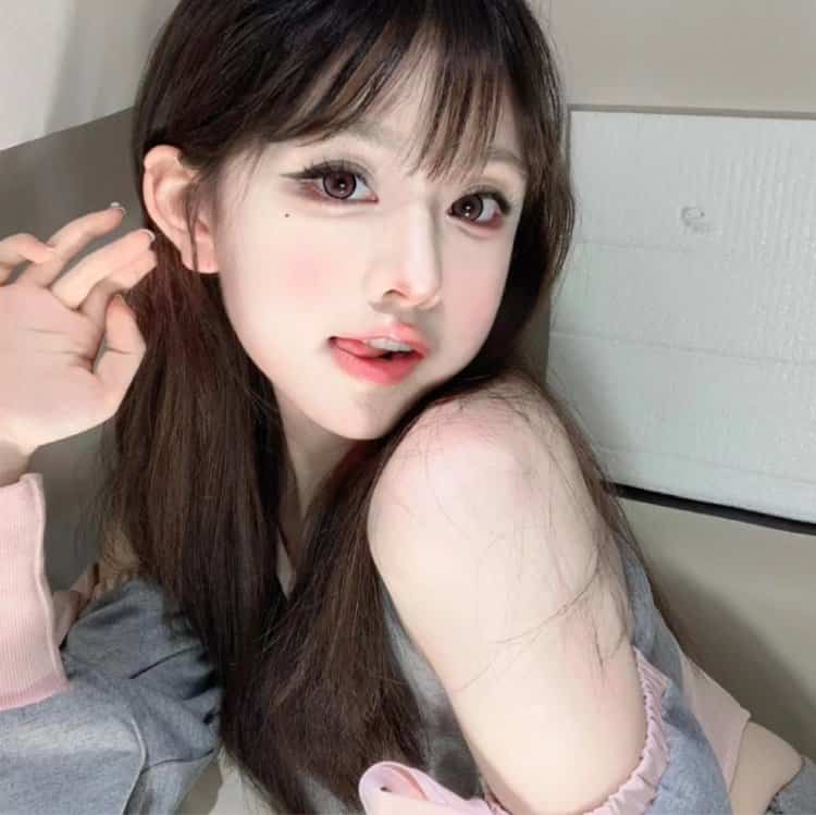 可爱女孩吐舌头真人微信头像 小姐姐吐舌头头像_4