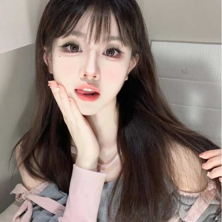 可爱女孩吐舌头真人微信头像 小姐姐吐舌头头像_5