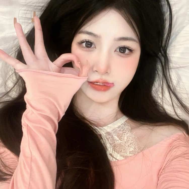 可爱女孩吐舌头真人微信头像 小姐姐吐舌头头像_6