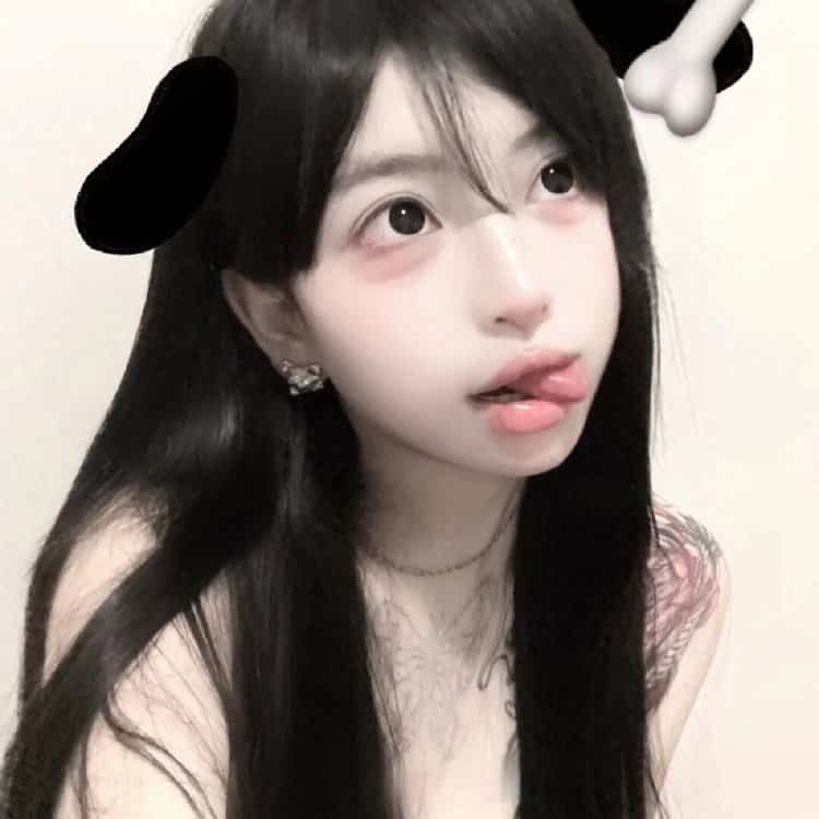 可爱女孩吐舌头真人微信头像 小姐姐吐舌头头像_9
