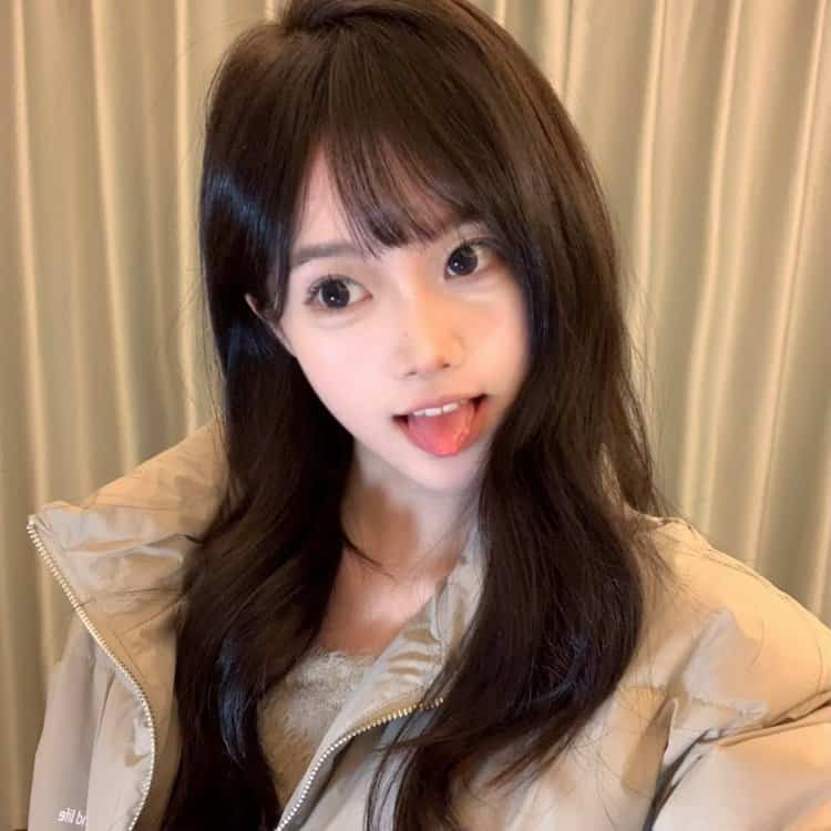 可爱女孩吐舌头真人微信头像 小姐姐吐舌头头像_10