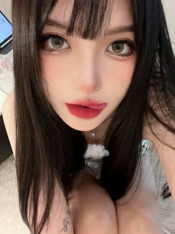 可爱女孩吐舌头真人微信头像 小姐姐吐舌头头像_12