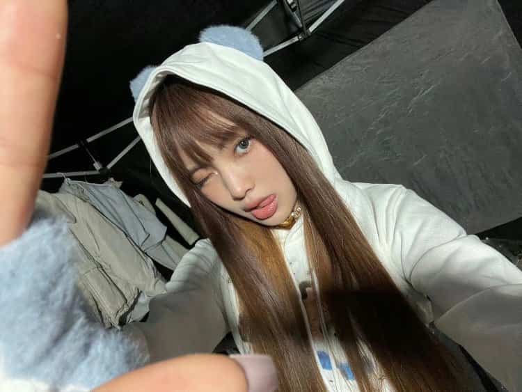可爱女孩吐舌头真人微信头像 小姐姐吐舌头头像_14