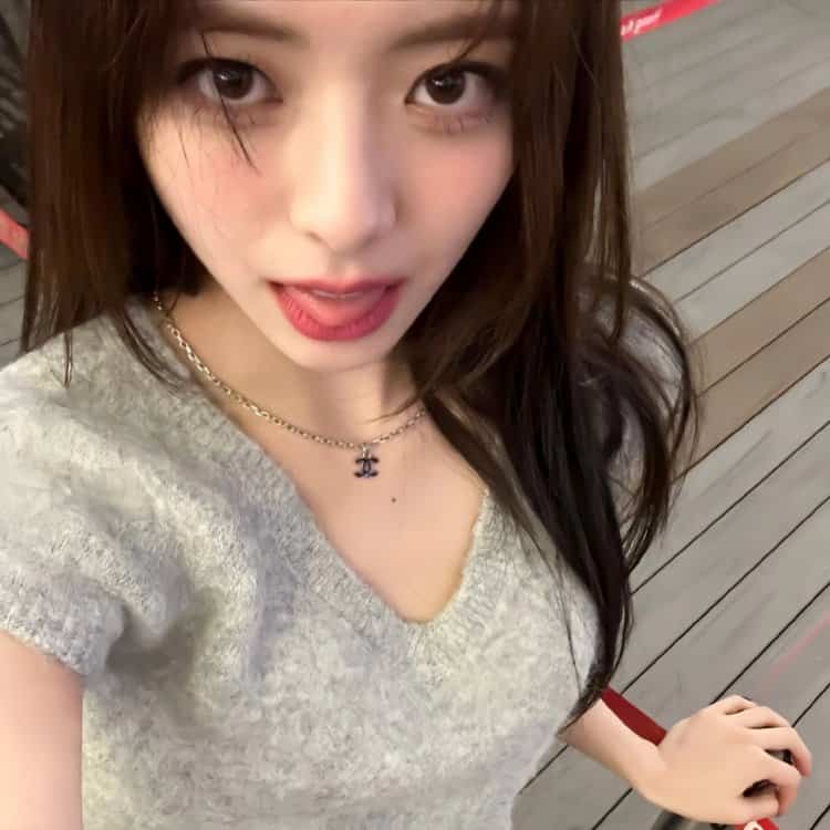 可爱女孩吐舌头真人微信头像 小姐姐吐舌头头像_15