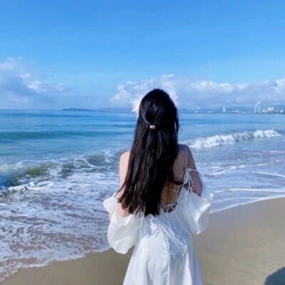 海边露背装女生唯美背影微信头像 绝美风景气质女生真人头像