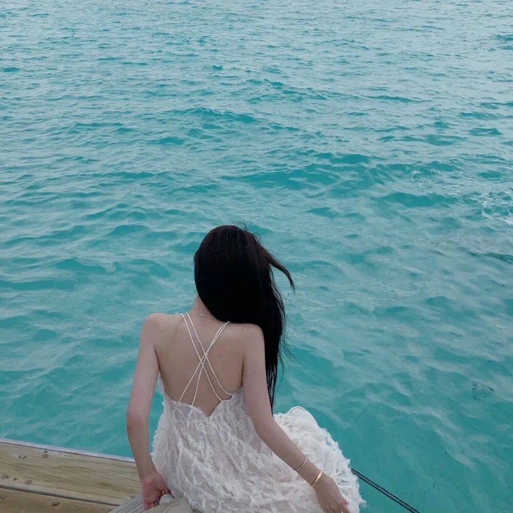 海边露背装女生唯美背影微信头像 绝美风景气质女生真人头像_4