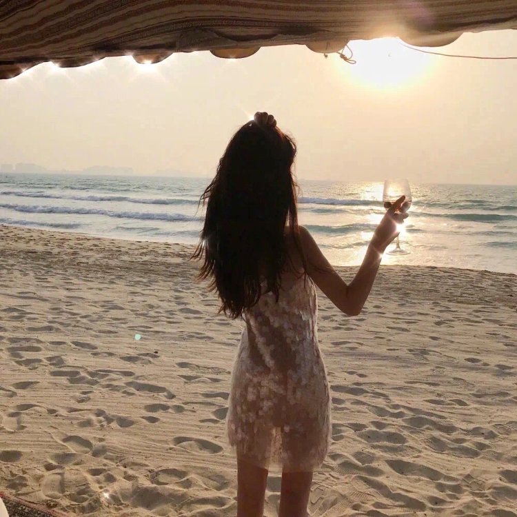 海边露背装女生唯美背影微信头像 绝美风景气质女生真人头像_6