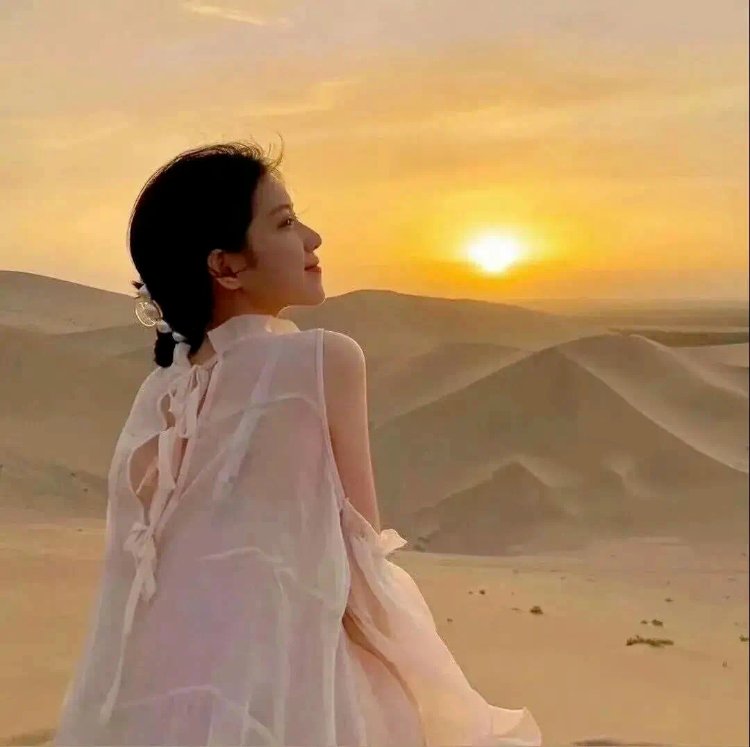 海边露背装女生唯美背影微信头像 绝美风景气质女生真人头像_7