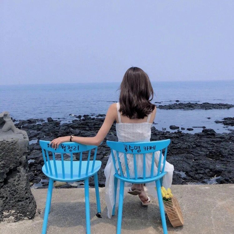 海边露背装女生唯美背影微信头像 绝美风景气质女生真人头像_9