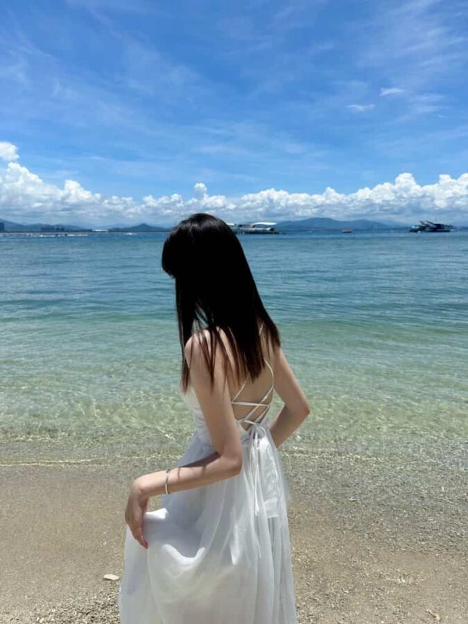 海边露背装女生唯美背影微信头像 绝美风景气质女生真人头像_10