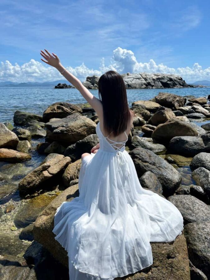 海边露背装女生唯美背影微信头像 绝美风景气质女生真人头像_11