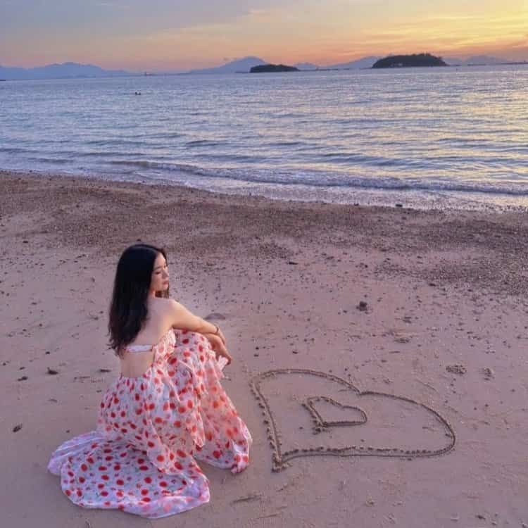 海边沙滩画爱心真实女生背影头像 温柔氛围感唯美微信头像_5