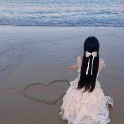 海边沙滩画爱心真实女生背影头像 温柔氛围感唯美微信头像