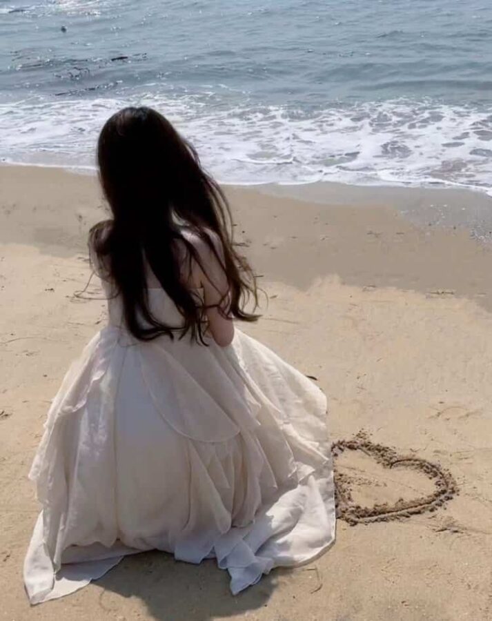 海边沙滩画爱心真实女生背影头像 温柔氛围感唯美微信头像_12
