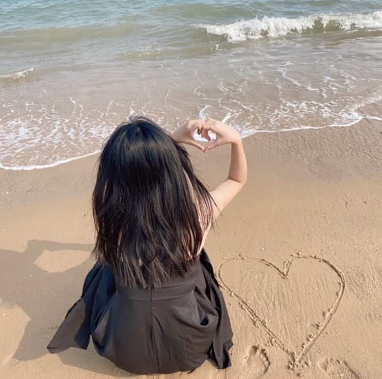 海边沙滩画爱心真实女生背影头像 温柔氛围感唯美微信头像_16