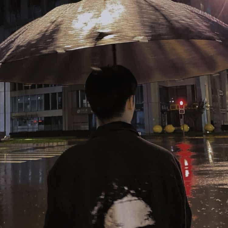 emo伤感高级感男生头像 孤独感拉满的男人微信头像_19
