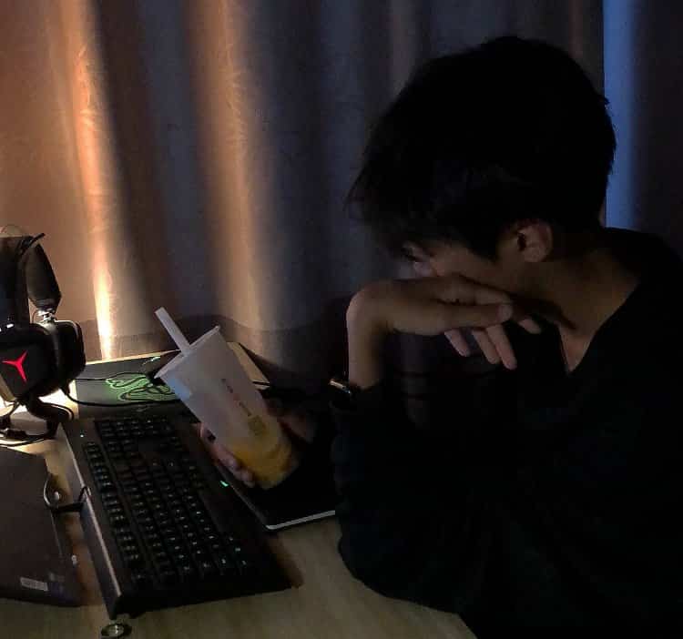 emo伤感高级感男生头像 孤独感拉满的男人微信头像_28