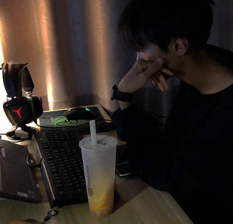 emo伤感高级感男生头像 孤独感拉满的男人微信头像_30