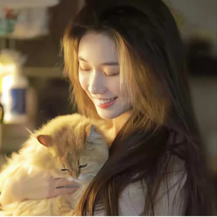美女和狗狗可爱合照微信头像 宠物系列女头_18