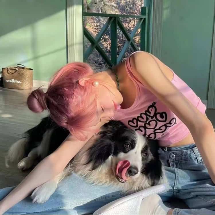 美女和狗狗可爱合照微信头像 宠物系列女头_19