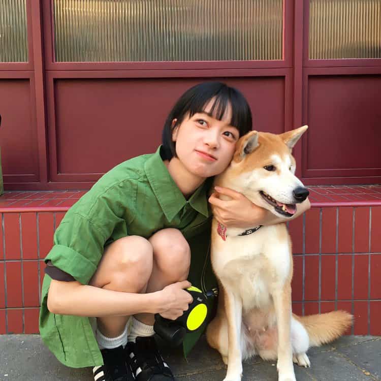 美女和狗狗可爱合照微信头像 宠物系列女头_4