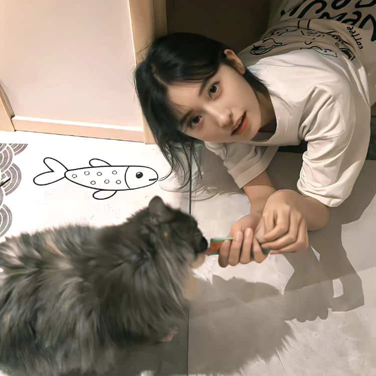 美女和狗狗可爱合照微信头像 宠物系列女头_6
