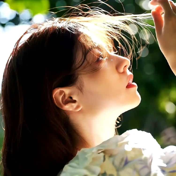 适合秋天的清冷氛围感女生头像 一看就让人心疼的真人森系女头_2