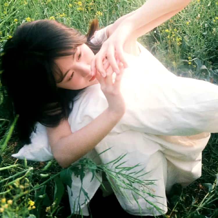 适合秋天的清冷氛围感女生头像 一看就让人心疼的真人森系女头_4