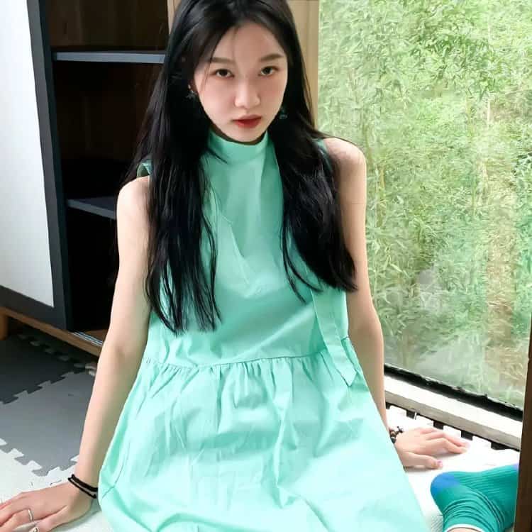 适合秋天的清冷氛围感女生头像 一看就让人心疼的真人森系女头_10