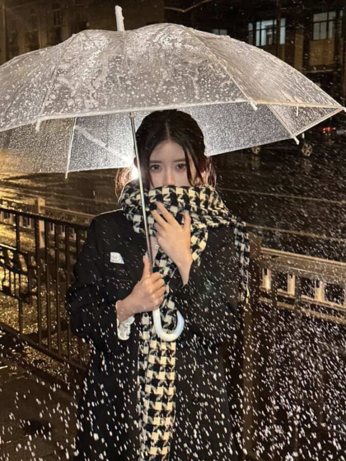 雪地里撑伞的女孩微信头像 适合寒冷冬天的雪景孤独感真人女头_2