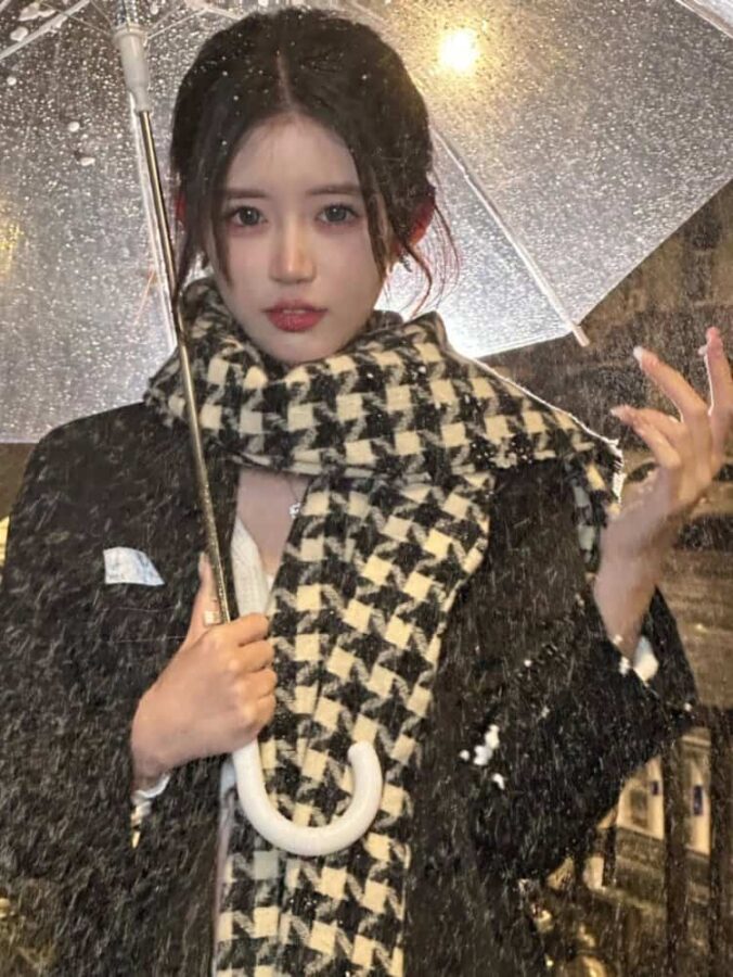 雪地里撑伞的女孩微信头像 适合寒冷冬天的雪景孤独感真人女头_4